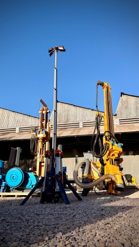 Torre de iluminaci&oacute;n profesional a bater&iacute;a de litio - 35.000 a 65.000 l&uacute;menes - SE1000MAX - Sumienergy